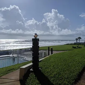 Shoreline & - Beachfront Hotel